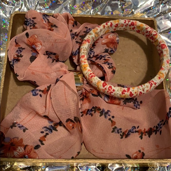 Spring floral bracelet bundle - Picture 3 of 6